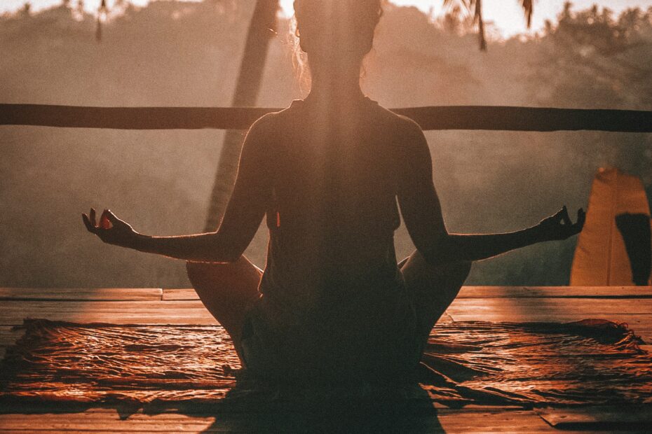 Learn how mindfulness supports awareness, emotional balance, healthy habits and a more intentional lifestyle through simple wellness practices.